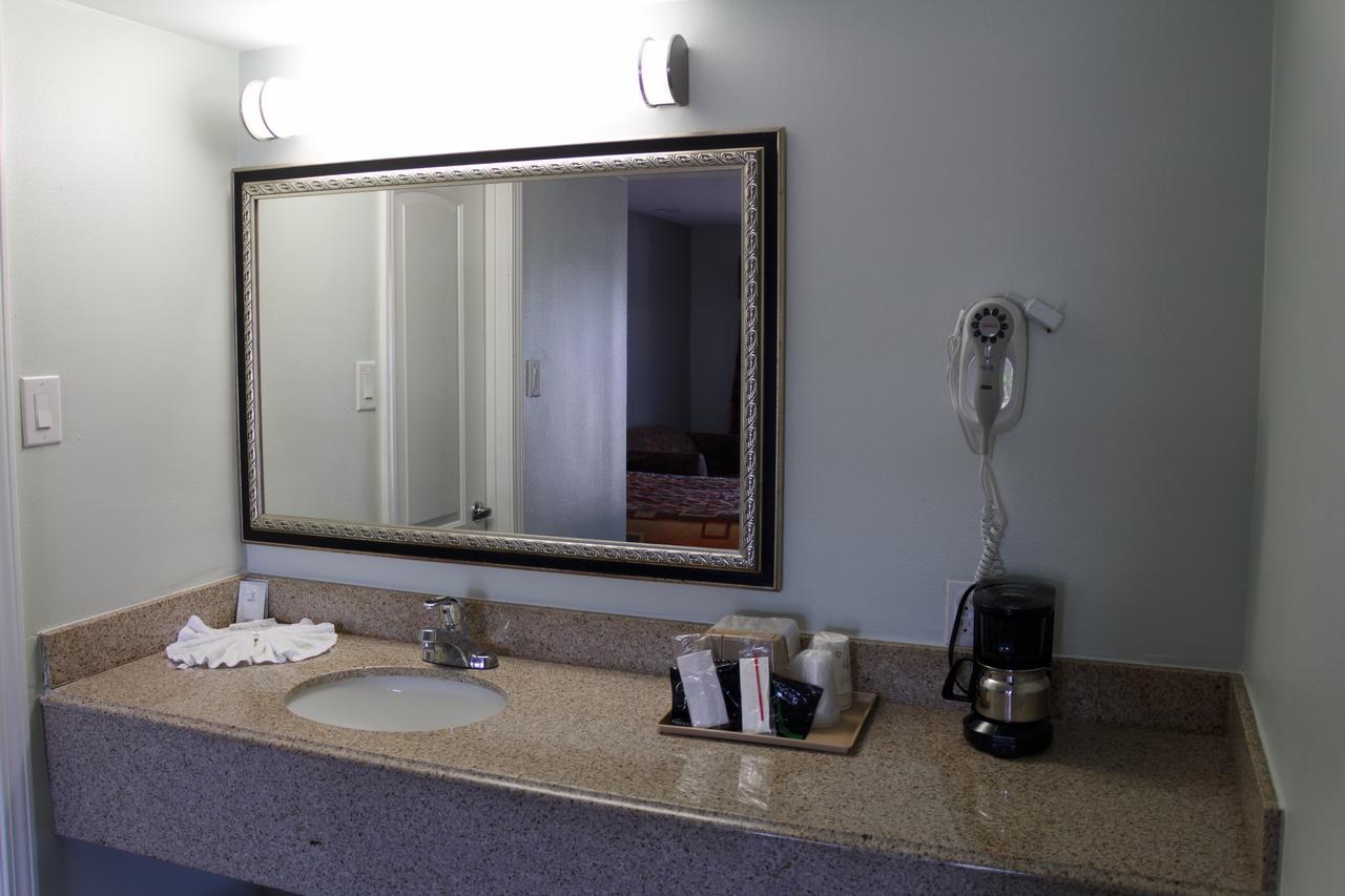 Continental Inn And Suites Nacogdoches Tx Sfa University Downtown Экстерьер фото